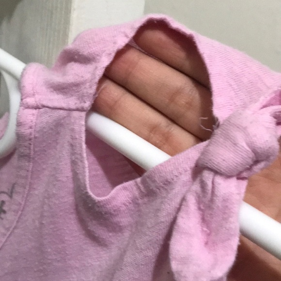 Pink hole in shoulder shirt - Picture 3 of 3